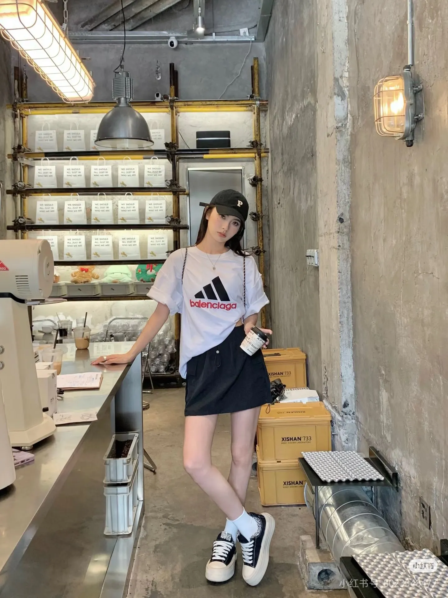 New batch number: G 805 Balenciaga × Adidas Balenciaga co-branded Adidas model Round neck short-sleeved T-shirt with Classic letter embroidery on the chest [Little Red Book Hot Sale｜Celebrity Same Style｜Co-branded triangle logo letter embroidery] 1️⃣ Made of 26 counts of 270g pure cotton double yarn fabric, soft and skin-friendly, breathable and not stuffy, Oversize loose version, covering the flesh and making you look slimmer! 2️⃣ Co-branded iconic elements, simple street yet high-end, White single color, highly recognizable, different from ordinary versions on the market 3️⃣ Seiko Quality 3 cm 12-pin foreign trade grade wiring, 1:1 customized accessories, complete three labels, complete collar label, washing label, and hangtag Color: White Men's and women's Same Style Size: S / M / L / XL ⚠️ Size recommendation: The version is a little too big. If you like the slimming effect, it is recommended to take a smaller size. The error of manual measurement is about 3cm.